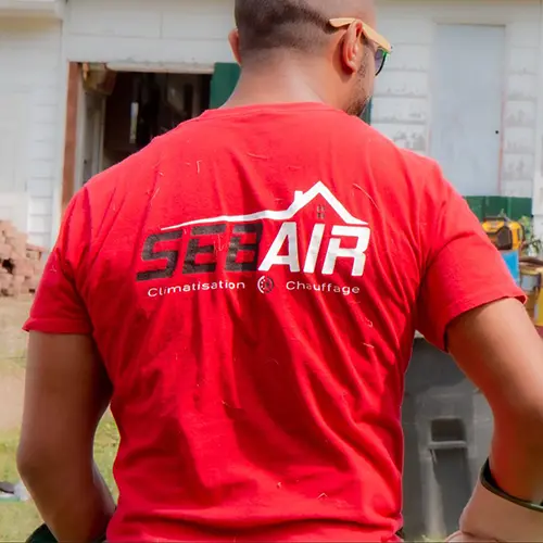 Sebair Climatisation et chauffage Employé chemise rouge